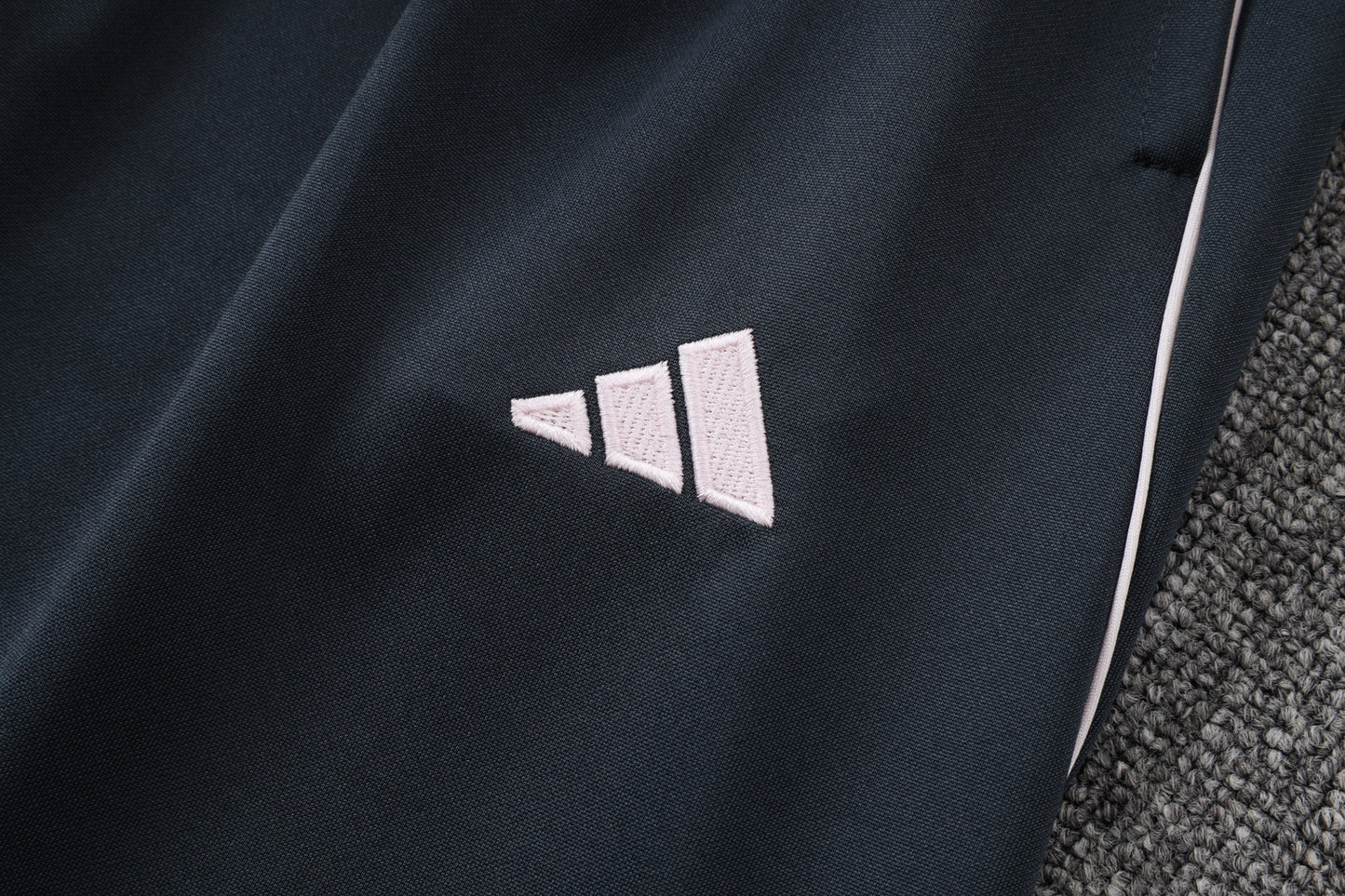 Chándal Real Madrid 2025/2026 – Elegancia Merengue