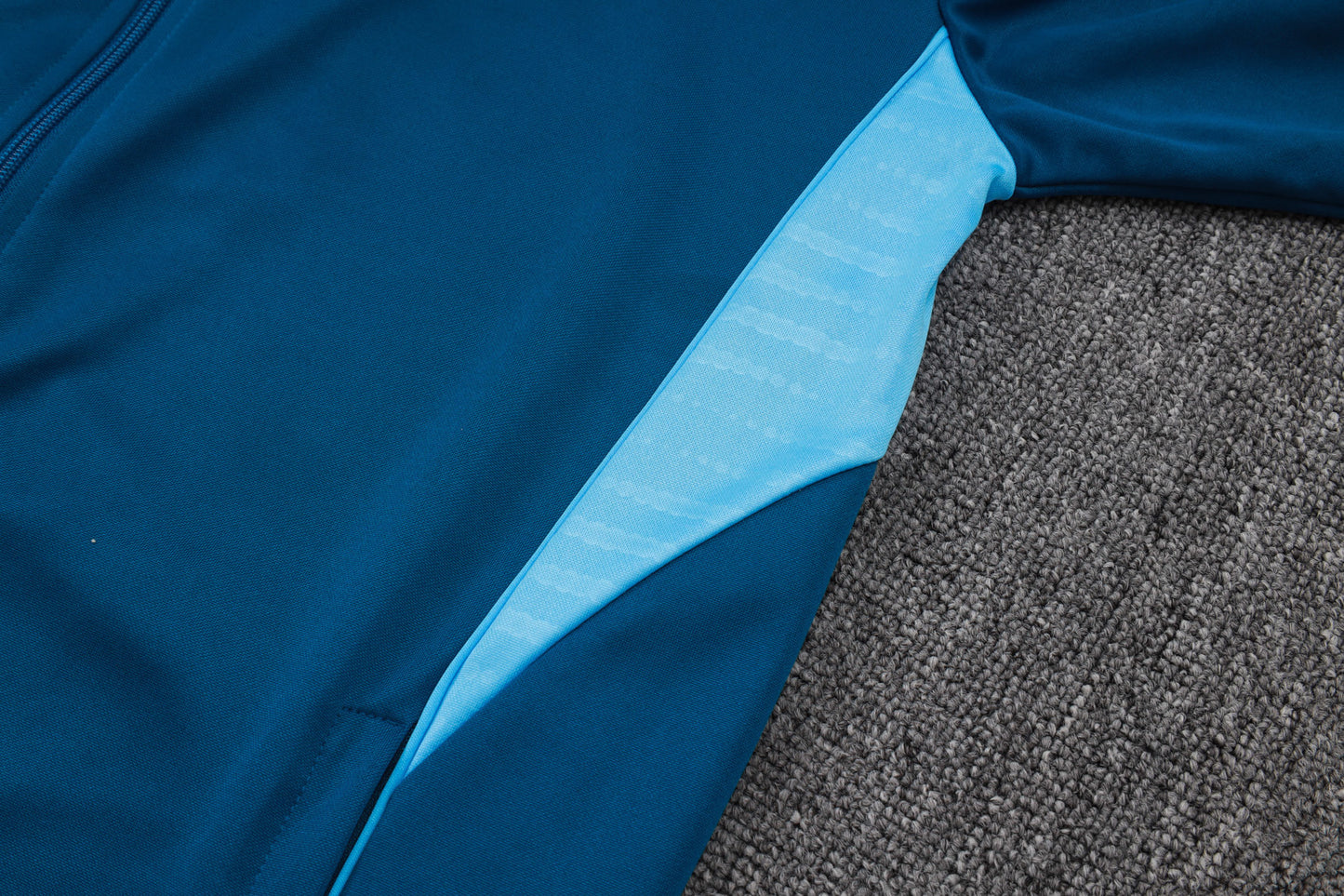 Chándal Juventus FC 2025/2026 – Azul Marino con Detalles Amarillos