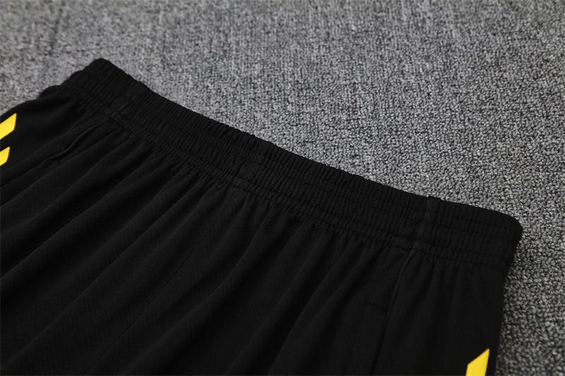 Set Oficial Manchester United Cuarta Equipación 25/26 – Potencia y Precisión en Negro