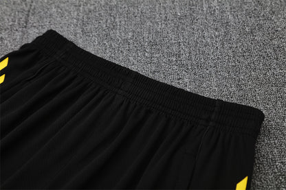 Set Oficial Manchester United Cuarta Equipación 25/26 – Potencia y Precisión en Negro