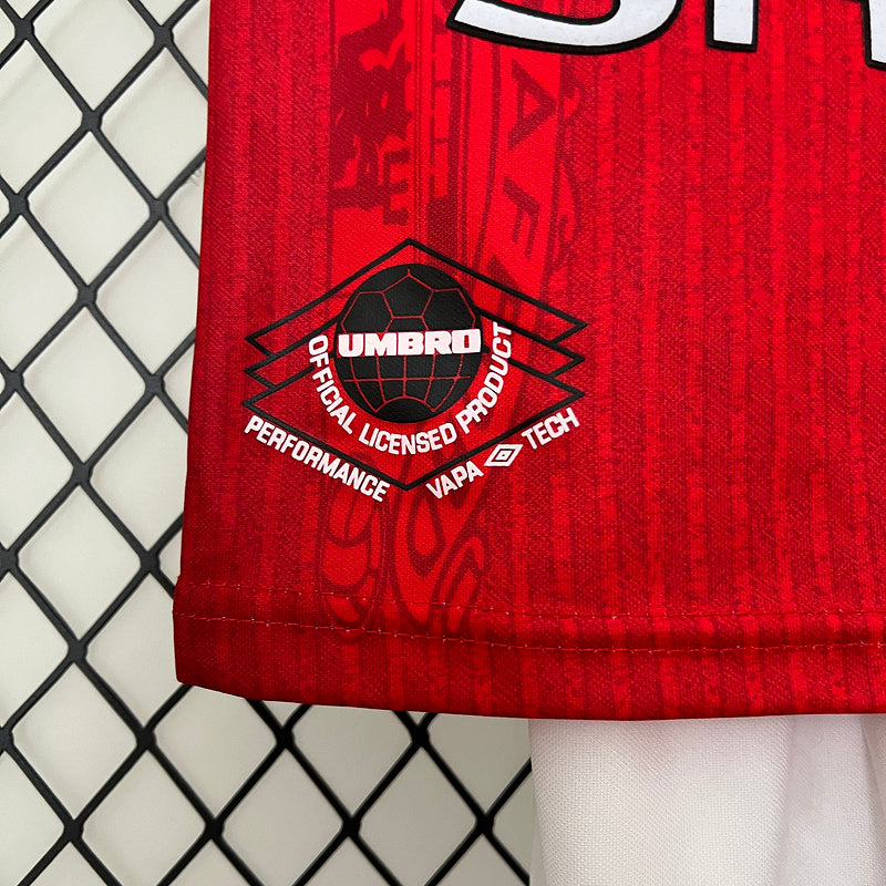 Conjunto Manchester United Kids Umbro – “Theatre of Dreams” Edición Clásica