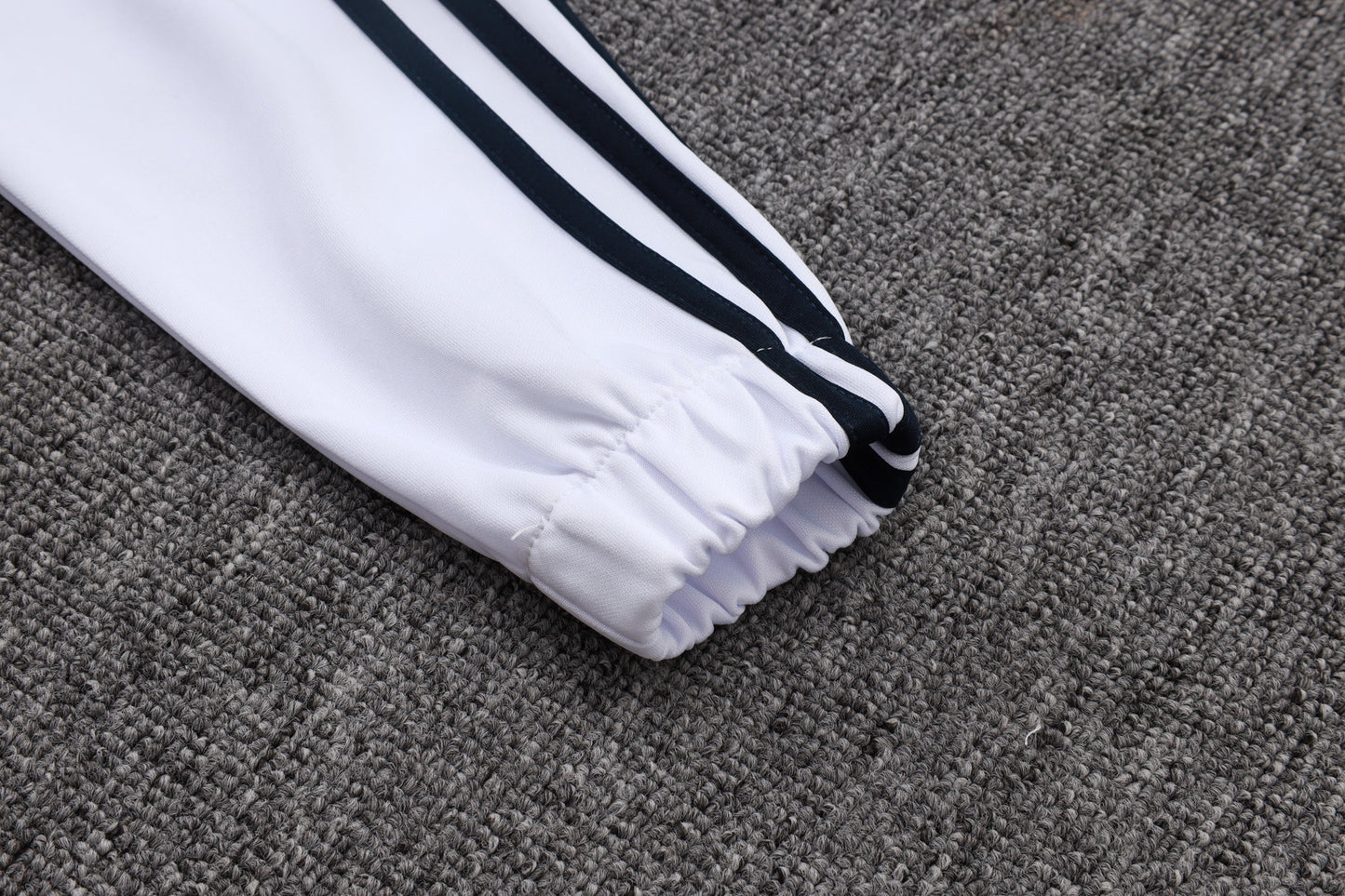 Chándal Real Madrid 2025/2026 – Blanco, Negro y Lima