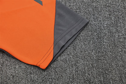 Set Oficial Bayern Múnich Tercera Equipación 25/26 – Intensidad Alemana en Naranja y Gris