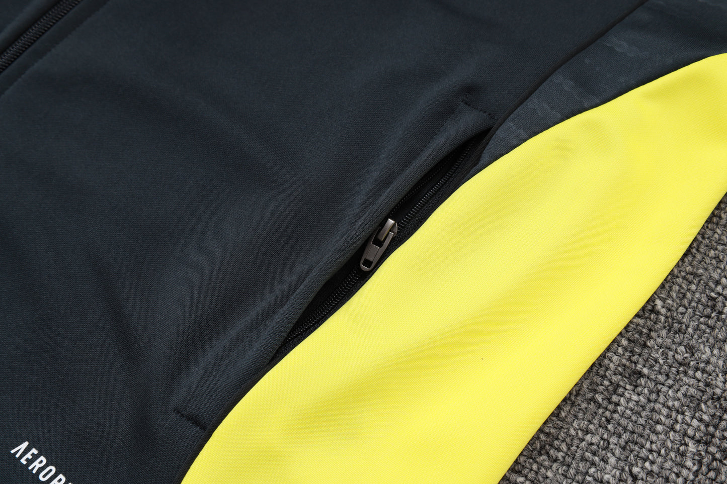 Chándal Real Madrid 2025/2026 – Negro con Detalles Amarillos