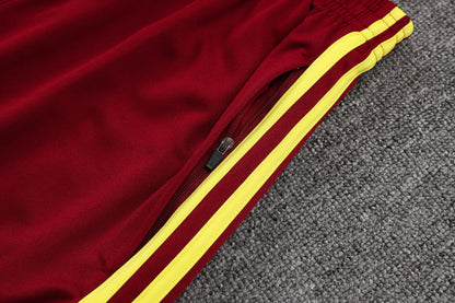 Chándal Arsenal FC 2025/2026 – Rojo Vinotinto con Detalles Amarillos