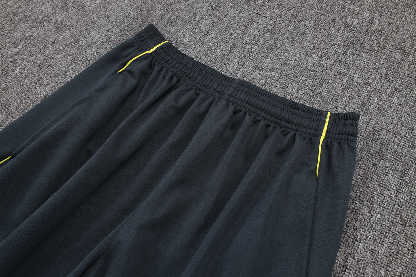 Chándal Real Madrid 2025/2026 – Negro con Detalles Amarillos