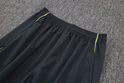 Chándal Real Madrid 2025/2026 – Negro con Detalles Amarillos