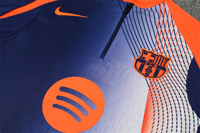 FC Barcelona 25/26 – Training Set (Azul marino con efecto wave naranja/blanco)