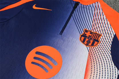 FC Barcelona 25/26 – Training Set (Azul marino con efecto wave naranja/blanco)