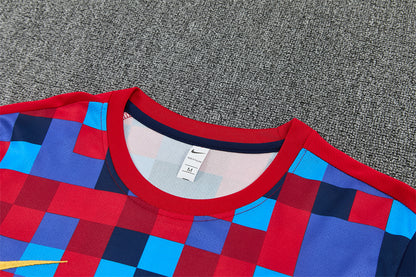 Conjunto FC Barcelona Entrenamiento – Camiseta Cuadros Roja y Azul + Pantalón Corto