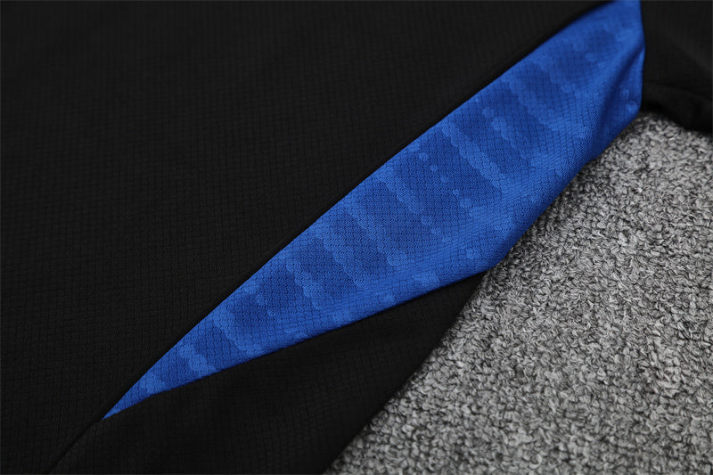 Set Oficial Manchester United Cuarta Equipación 25/26 – Potencia y Precisión en Negro