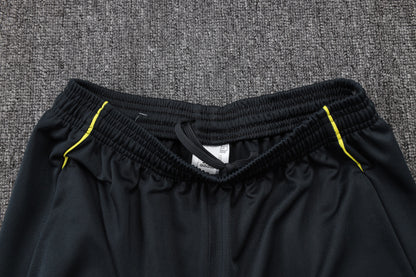 Chándal Real Madrid 2025/2026 – Negro con Detalles Amarillos