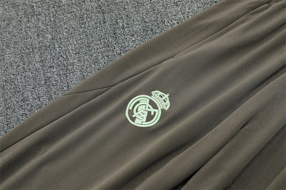 Real Madrid 25/26 – Chándal de entrenamiento tono carbón con detalles verde menta