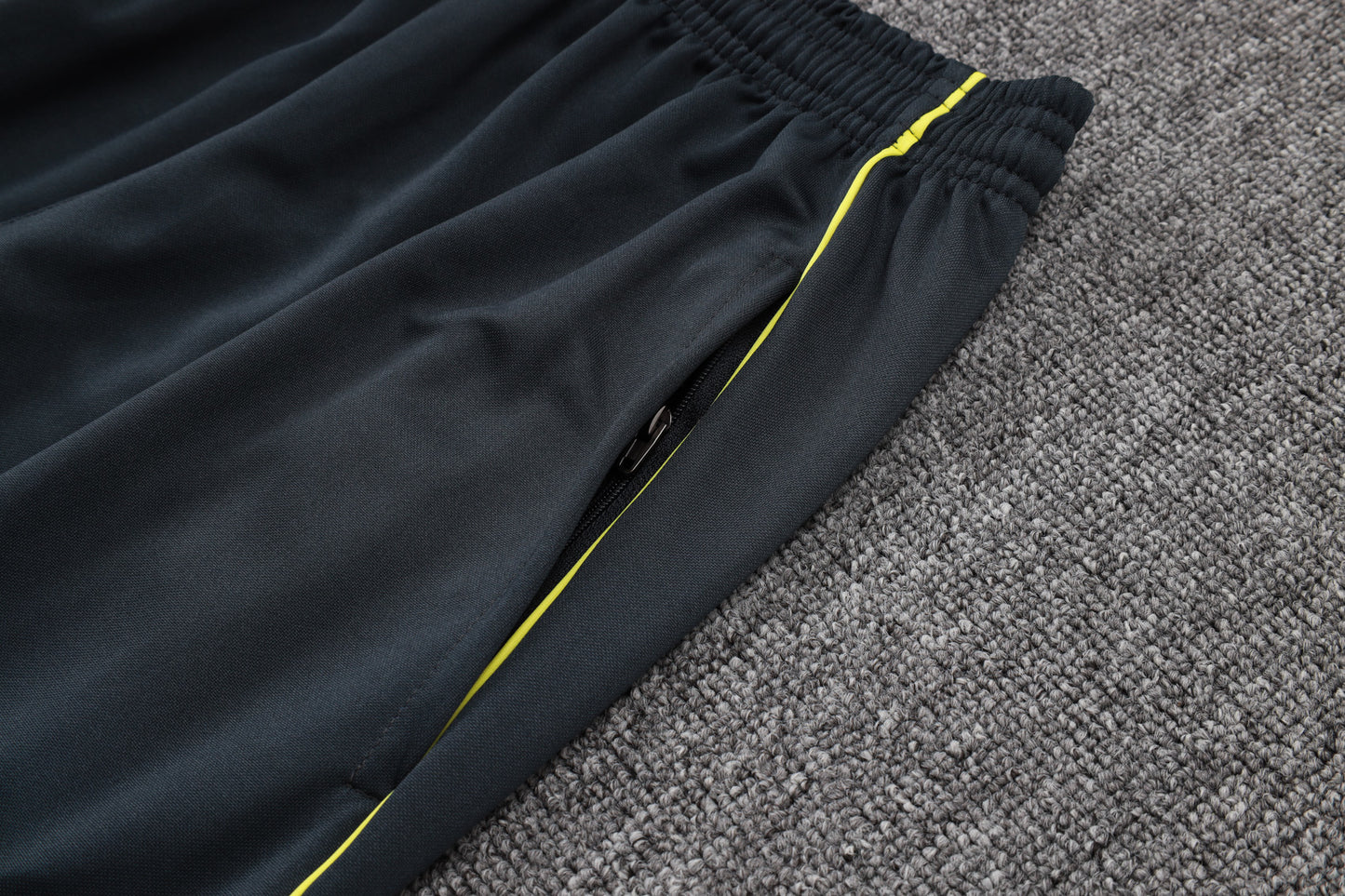 Chándal Real Madrid 2025/2026 – Negro con Detalles Amarillos