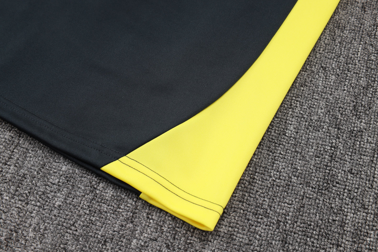 Chándal Real Madrid 2025/2026 – Negro con Detalles Amarillos