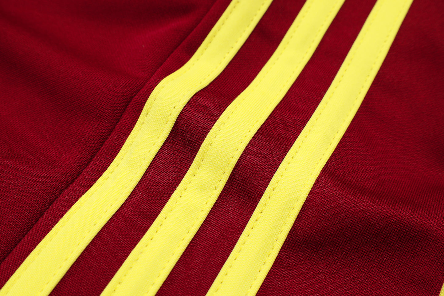 Chándal Arsenal FC 2025/2026 – Rojo Vinotinto con Detalles Amarillos