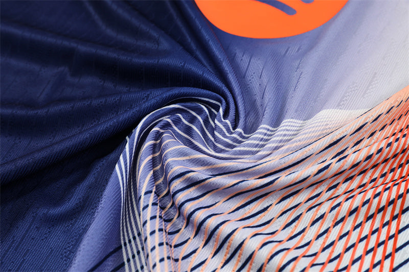 FC Barcelona 25/26 – Training Set (Azul marino con efecto wave naranja/blanco)