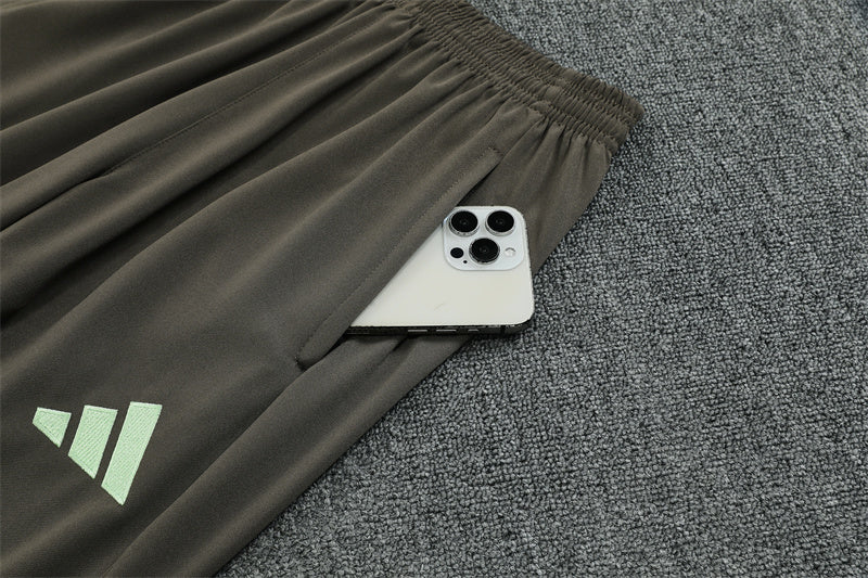 Real Madrid 25/26 – Chándal de entrenamiento tono carbón con detalles verde menta