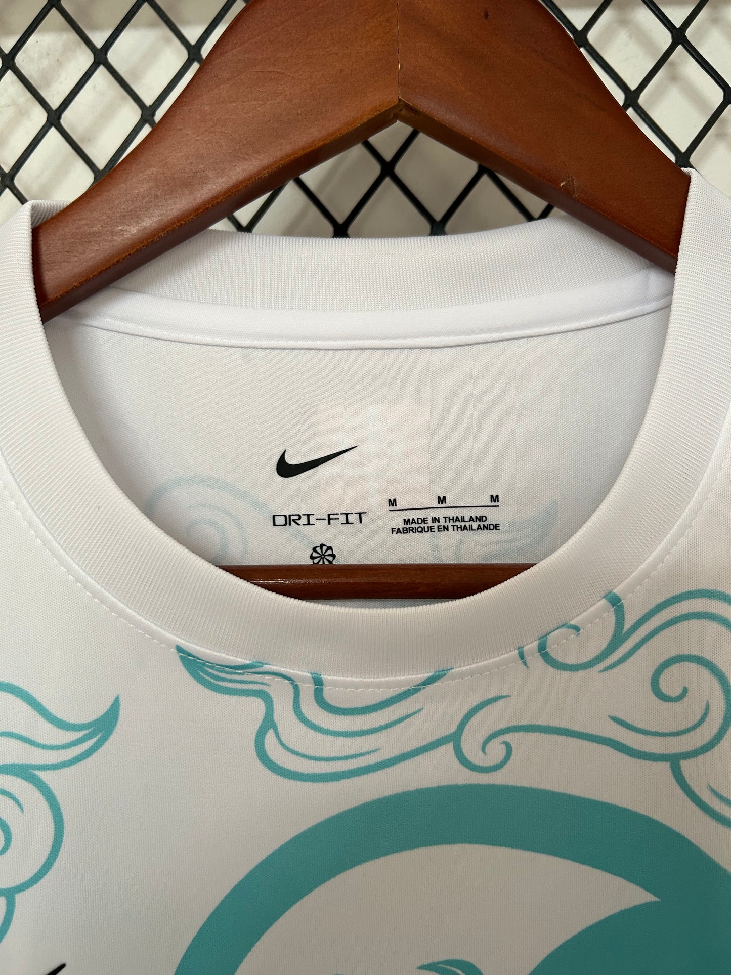 Camiseta Chelsea FC 2026/2027 Edición Especial – Blanca con Diseño Artístico Oficial Nike