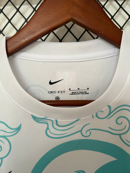 Camiseta Chelsea FC 2026/2027 Edición Especial – Blanca con Diseño Artístico Oficial Nike