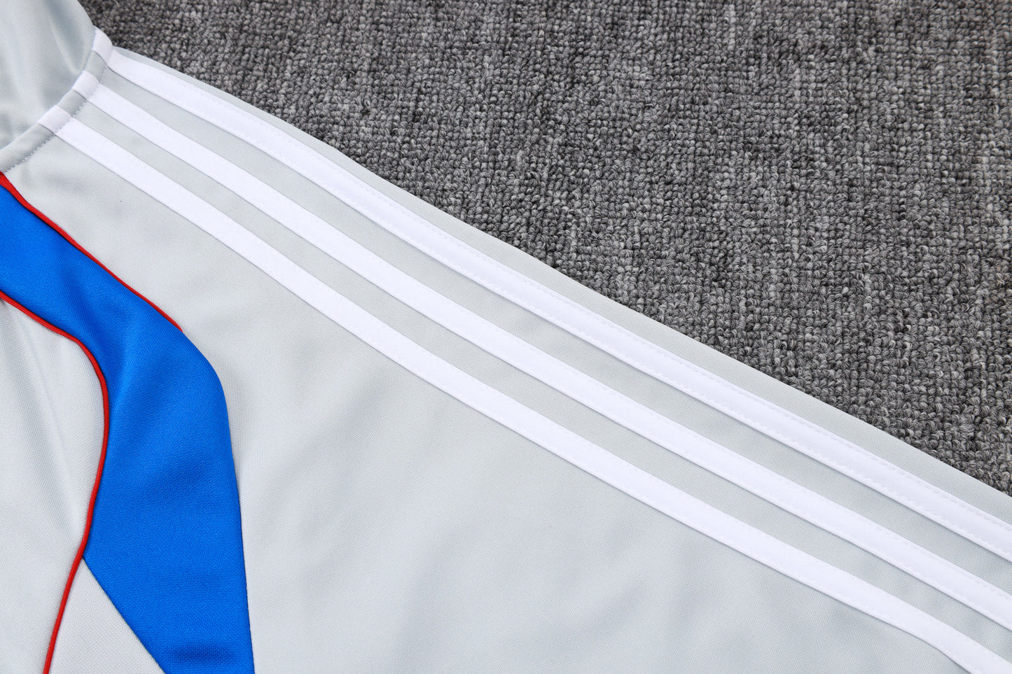 Chándal Bayern Múnich 2025/2026 – Gris con Azul y Rojo