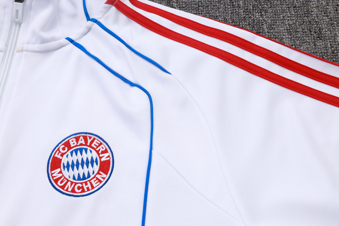 Chándal Bayern Múnich 2025/2026 – Blanco con Gris y Detalles Rojos
