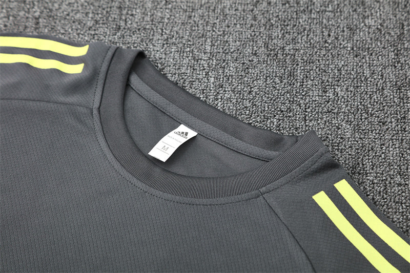 Set Oficial Real Madrid Alternativo 25/26 – Estilo Sobrio con Toque Neón