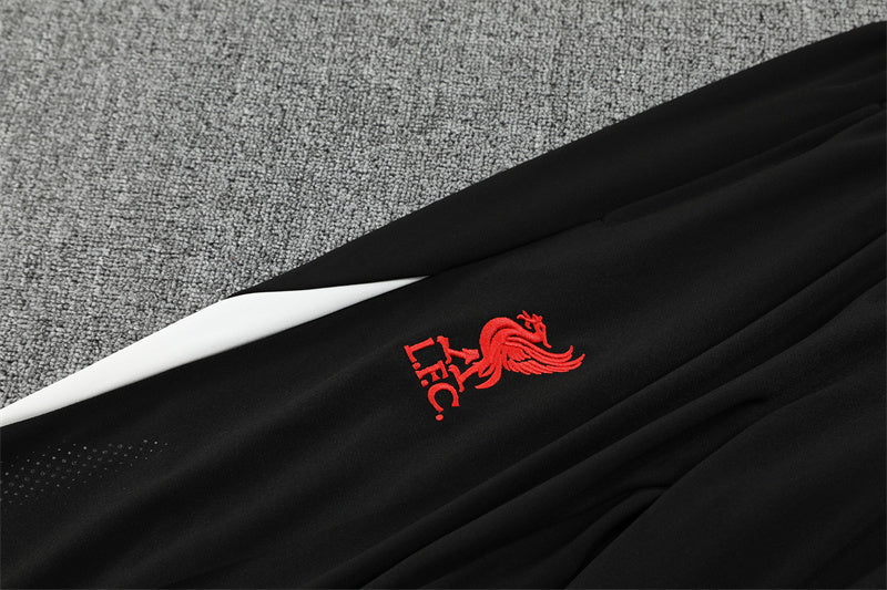 Liverpool 25/26 – chándal de entrenamiento negro con detalles en rojo y blanco