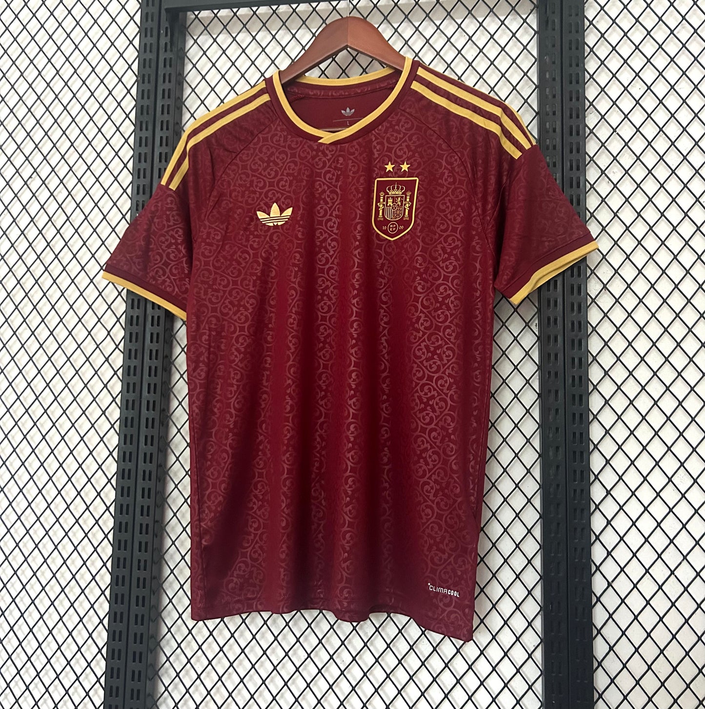 Camiseta España Edición Especial 26/27 – Granate y Dorada