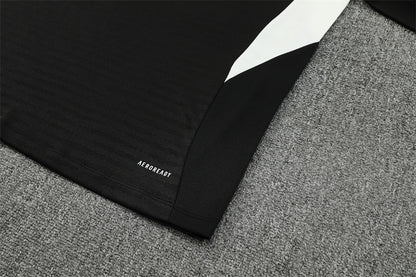 Liverpool 25/26 – chándal de entrenamiento negro con detalles en rojo y blanco