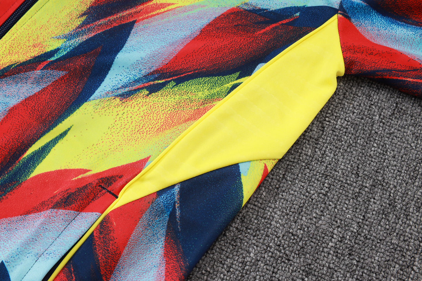 Chándal Arsenal 2025/2026 – Edición Multicolor “Fire Motion”
