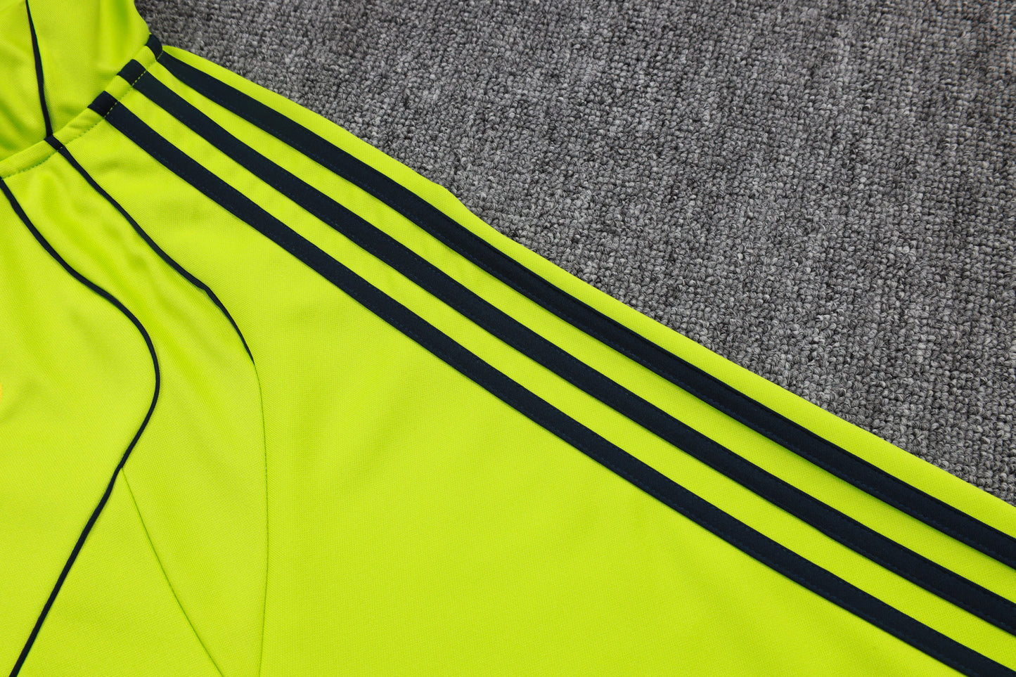 Chándal Real Madrid 2025/2026 – Verde Lima con Azul Marino