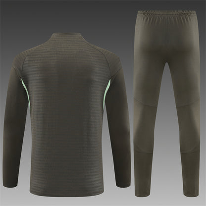 Real Madrid 25/26 – Chándal de entrenamiento tono carbón con detalles verde menta