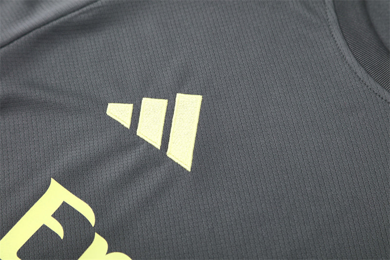 Set Oficial Real Madrid Alternativo 25/26 – Estilo Sobrio con Toque Neón