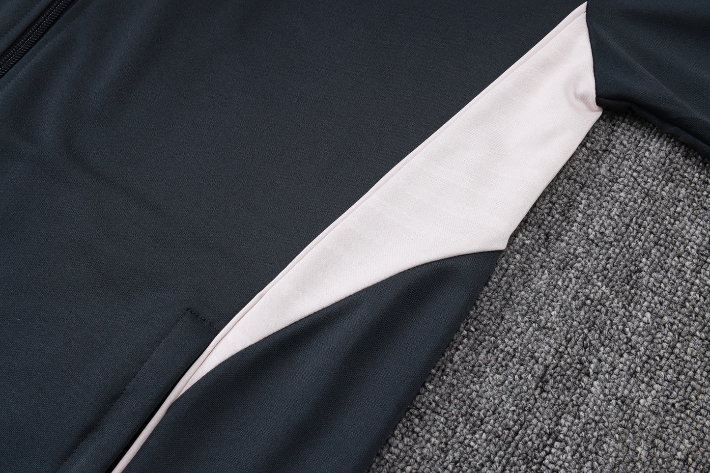 Chándal Real Madrid 2025/2026 – Elegancia Merengue