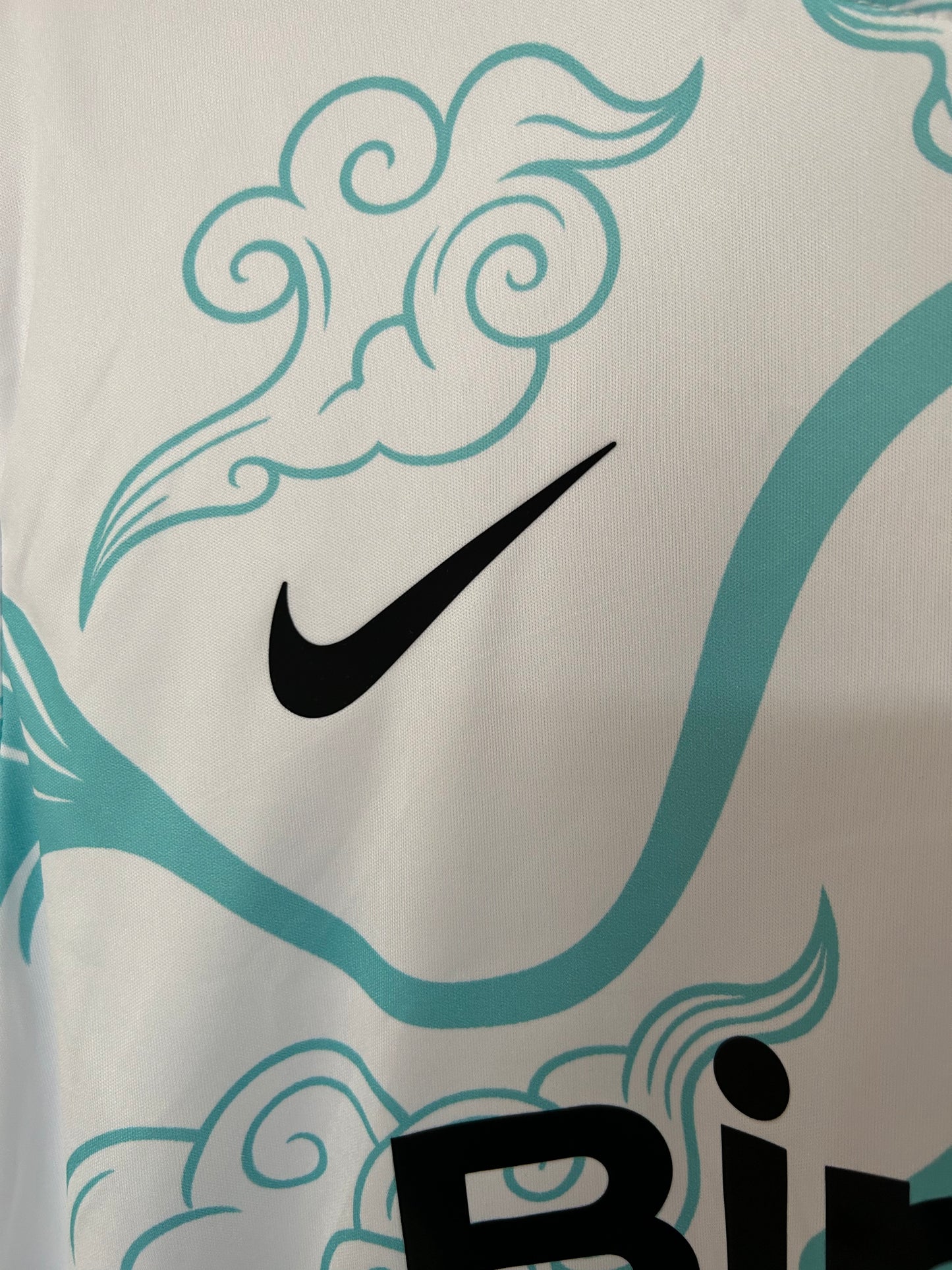 Camiseta Chelsea FC 2026/2027 Edición Especial – Blanca con Diseño Artístico Oficial Nike