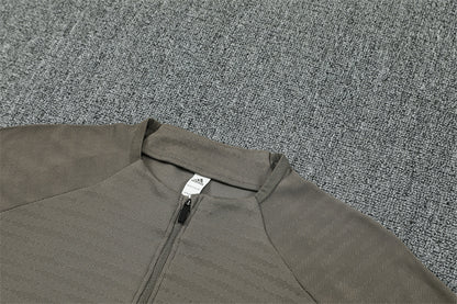 Real Madrid 25/26 – Chándal de entrenamiento tono carbón con detalles verde menta