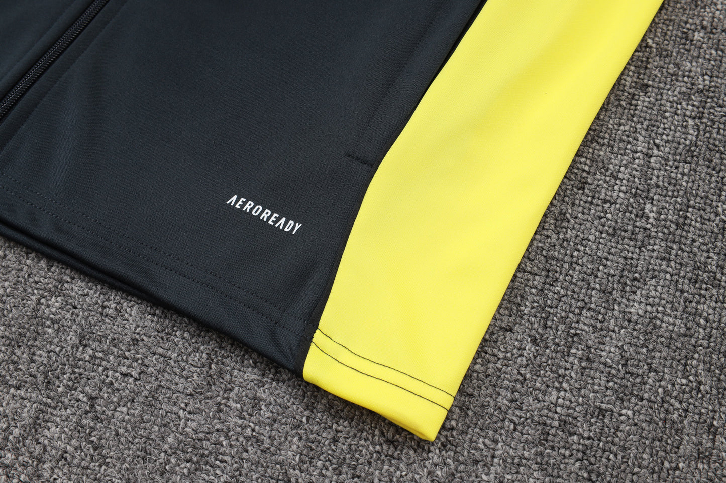 Chándal Real Madrid 2025/2026 – Negro con Detalles Amarillos