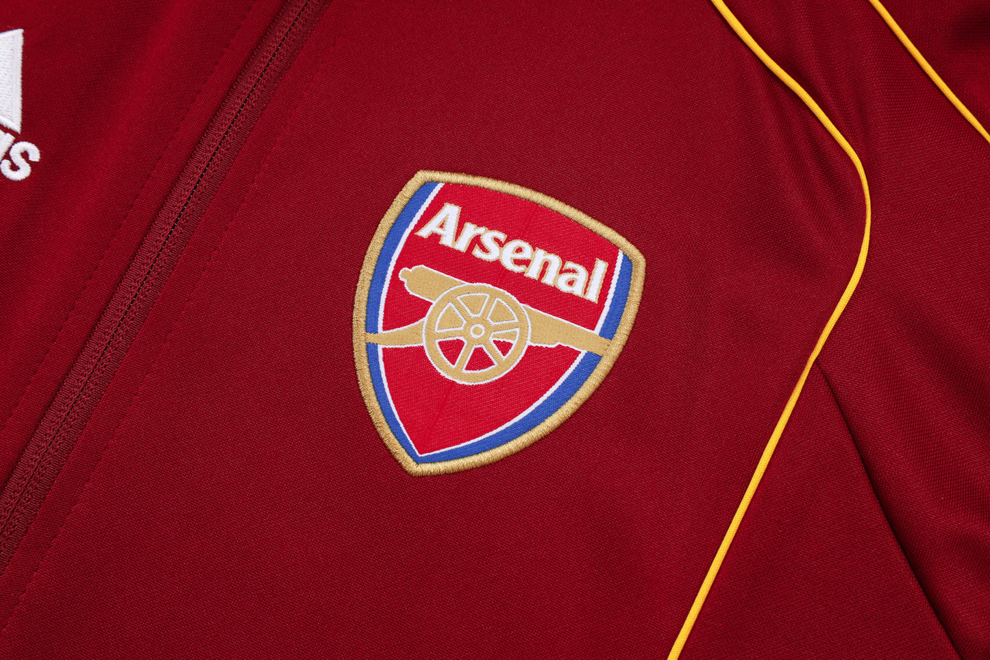 Chándal Arsenal FC 2025/2026 – Rojo Vinotinto con Detalles Amarillos