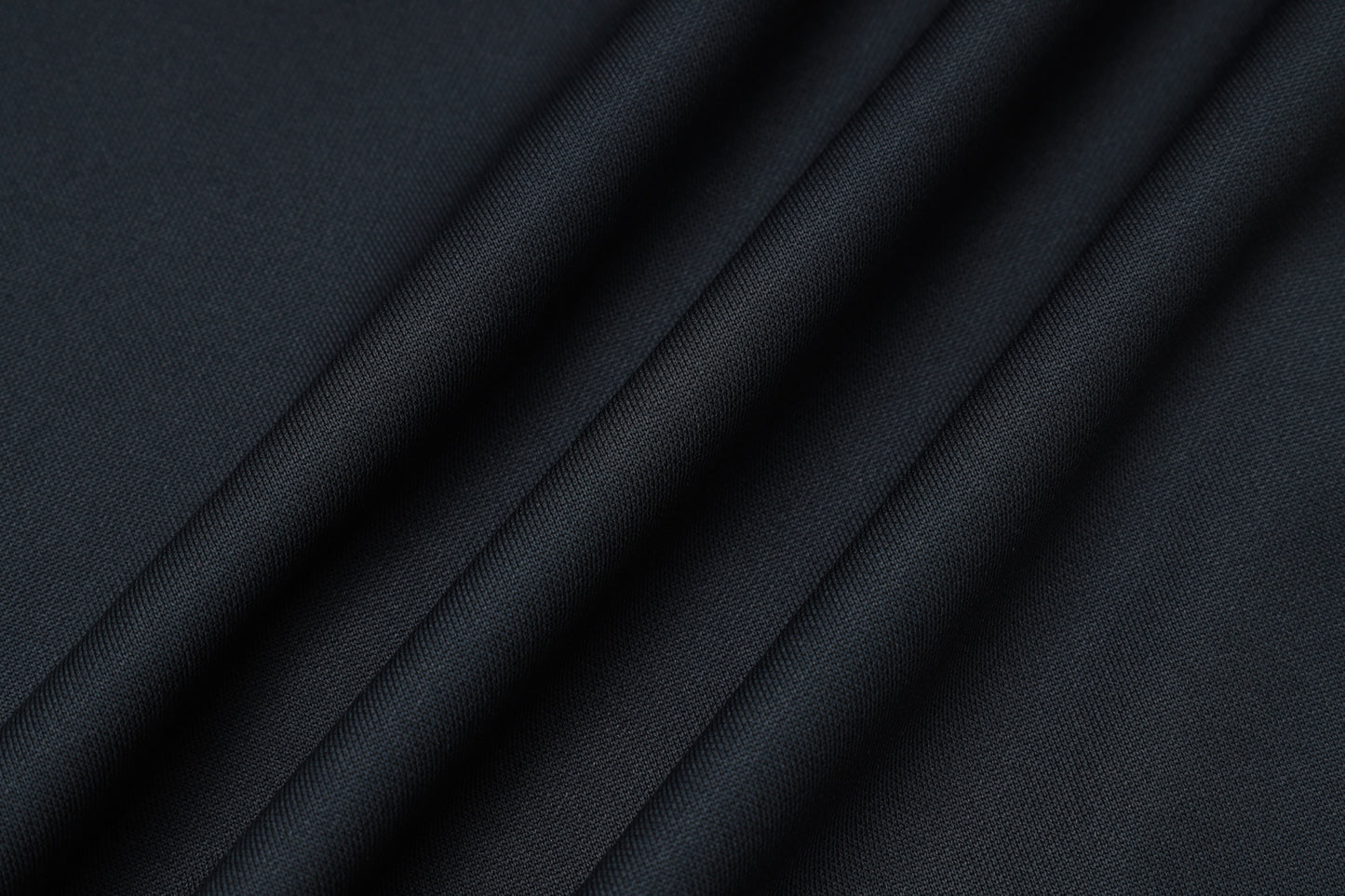 Chándal Real Madrid 2025/2026 – Negro con Detalles Amarillos