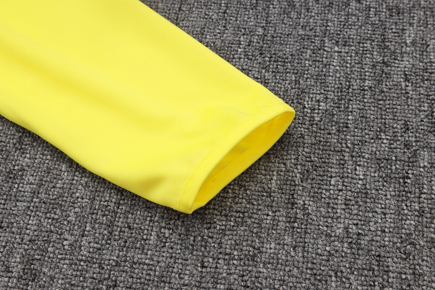 Chándal Real Madrid 2025/2026 – Negro con Detalles Amarillos