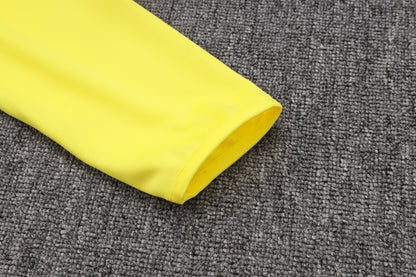 Chándal Real Madrid 2025/2026 – Negro con Detalles Amarillos