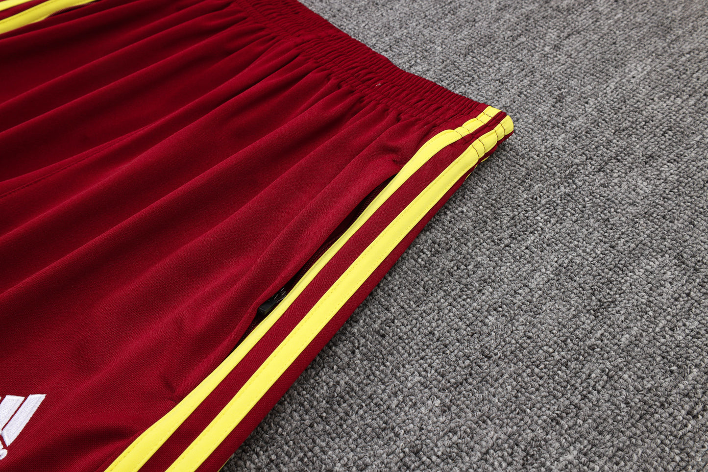 Chándal Arsenal FC 2025/2026 – Rojo Vinotinto con Detalles Amarillos