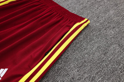 Chándal Arsenal FC 2025/2026 – Rojo Vinotinto con Detalles Amarillos
