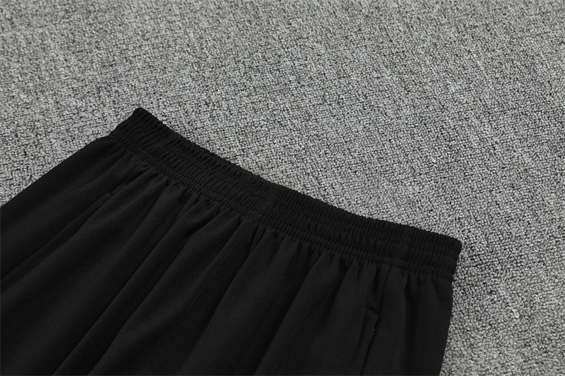 Liverpool 25/26 – chándal de entrenamiento negro con detalles en rojo y blanco