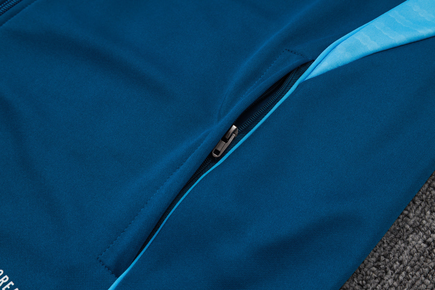 Chándal Juventus FC 2025/2026 – Azul Marino con Detalles Amarillos