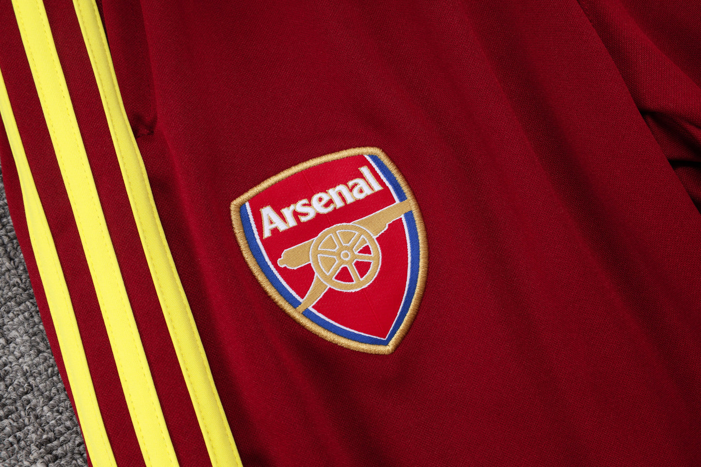 Chándal Arsenal FC 2025/2026 – Rojo Vinotinto con Detalles Amarillos