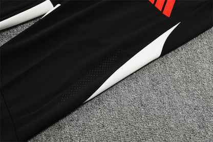 Liverpool 25/26 – chándal de entrenamiento negro con detalles en rojo y blanco
