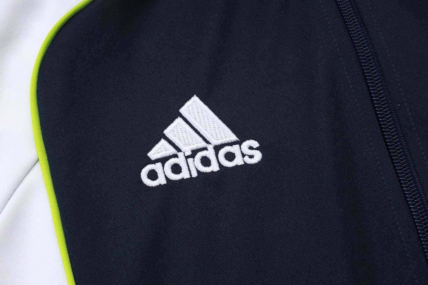 Chándal Real Madrid 2025/2026 – Azul Marino con Detalles Blancos y Amarillos