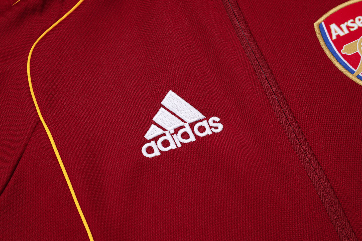 Chándal Arsenal FC 2025/2026 – Rojo Vinotinto con Detalles Amarillos